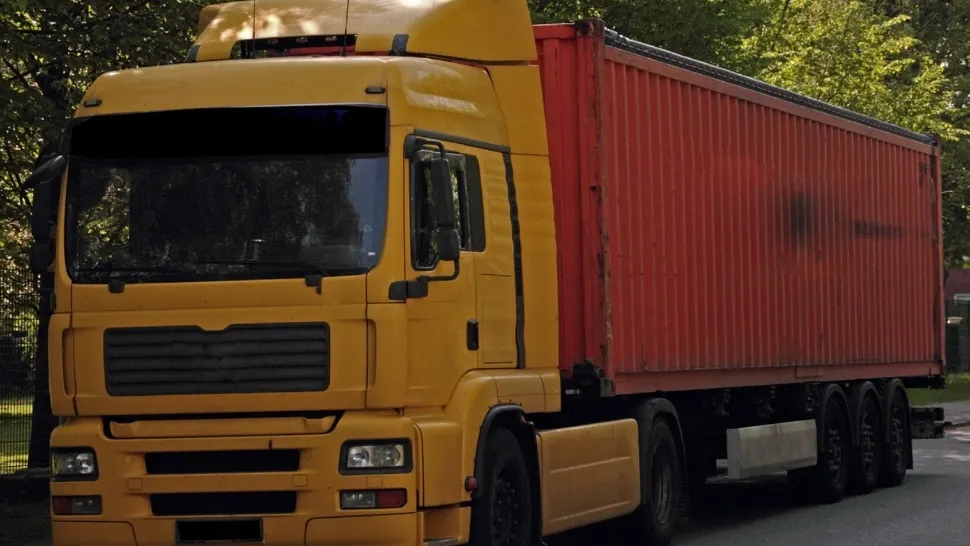 Un șofer turc a fost încătușat de polițiștii de frontieră din Giurgiu. Ce au găsit oamenii legii în camion 