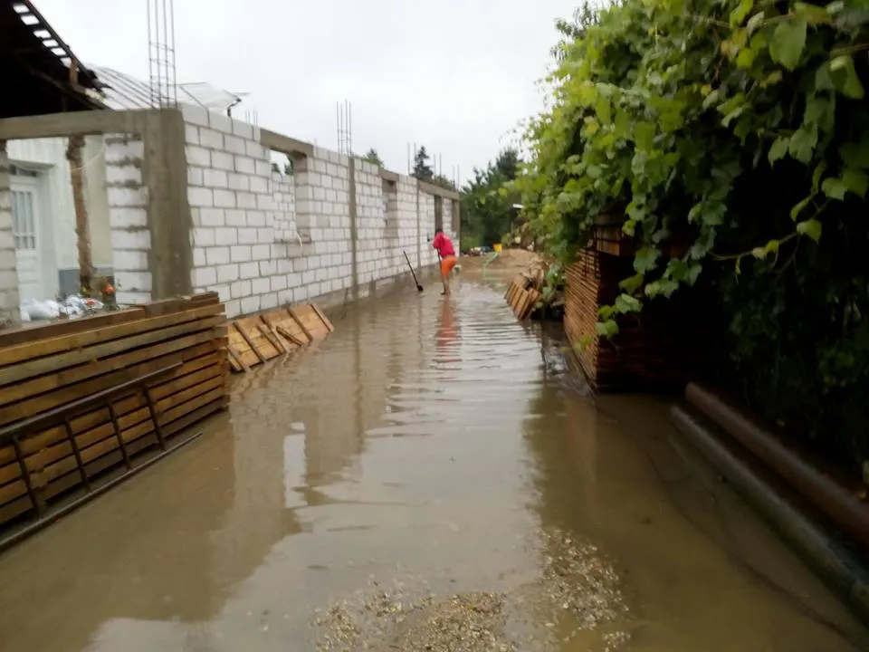 Inundații în mai multe localități din județul Giurgiu. Pompierii au intervenit