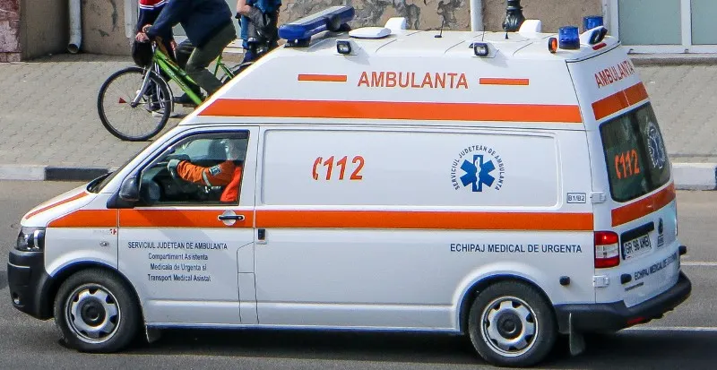 Copil accidentat de un autoturism, după ce a traversat strada prin loc nepermis