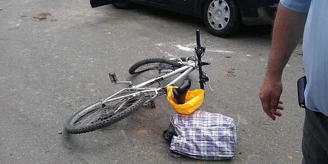 Biciclist accidentat grav pe DJ 401. Nu s-a asigurat la schimbarea direcției de mers