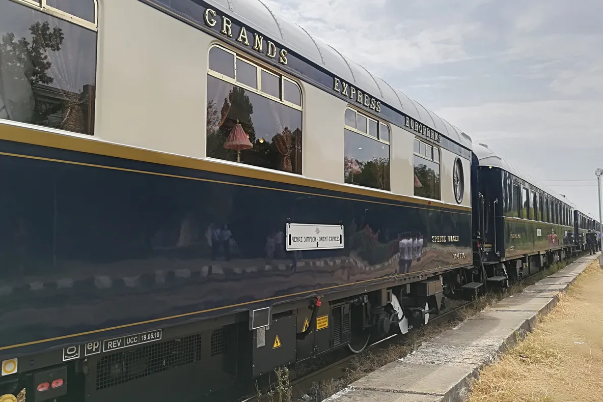 Orient Express-ul, așteptat la Giurgiu de câțiva localnici și de polițiști