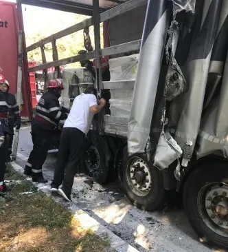 Un autotren încărcat cu vopsea s-a răsturnat și a luat foc, pe DN 5