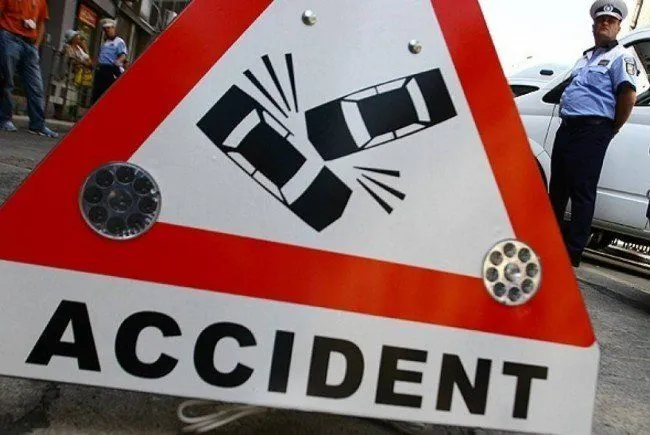 O tânără șoferiță s-a răsturnat cu mașina în afara carosabilului