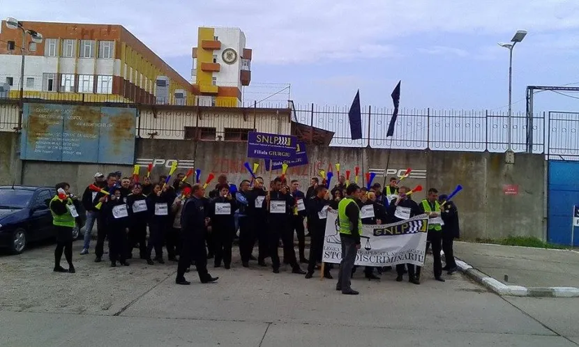 Zeci de angajați de la Penitenciarul Giurgiu protestează. Ce vor sindicaliștii