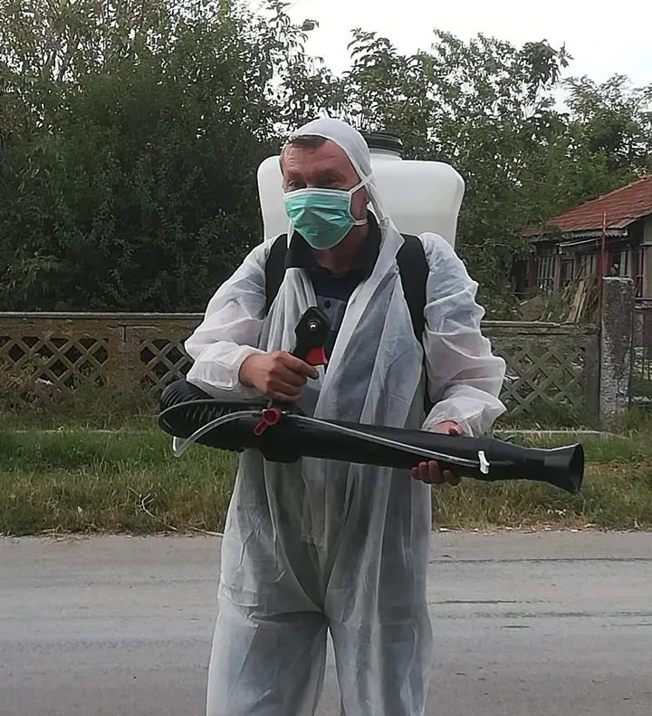 Un primar din județul Giurgiu face dezinfecție în localitate, deși nu are focar de pestă