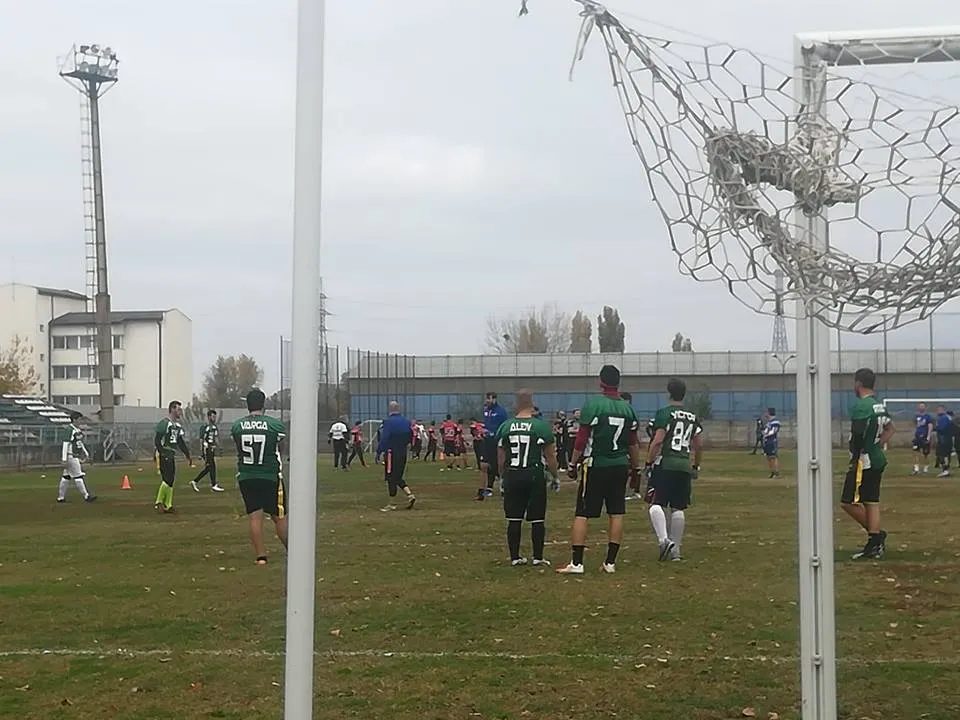 Spectacol pe stadionul din port, oferit de jucători de fotbal american