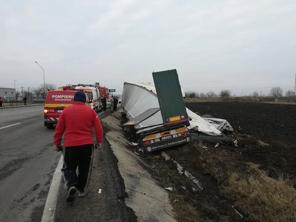 Tir răsturnat pe DN5 în zona sensului giratoriu de la Remuș