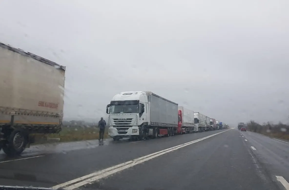 Zeci de camioane așteaptă pe DN 5 să intre în Vama Giurgiu