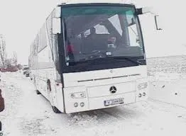 Autocar cu 25 de turiști la bord, rămas înzăpezit între DN5 și Oinacu