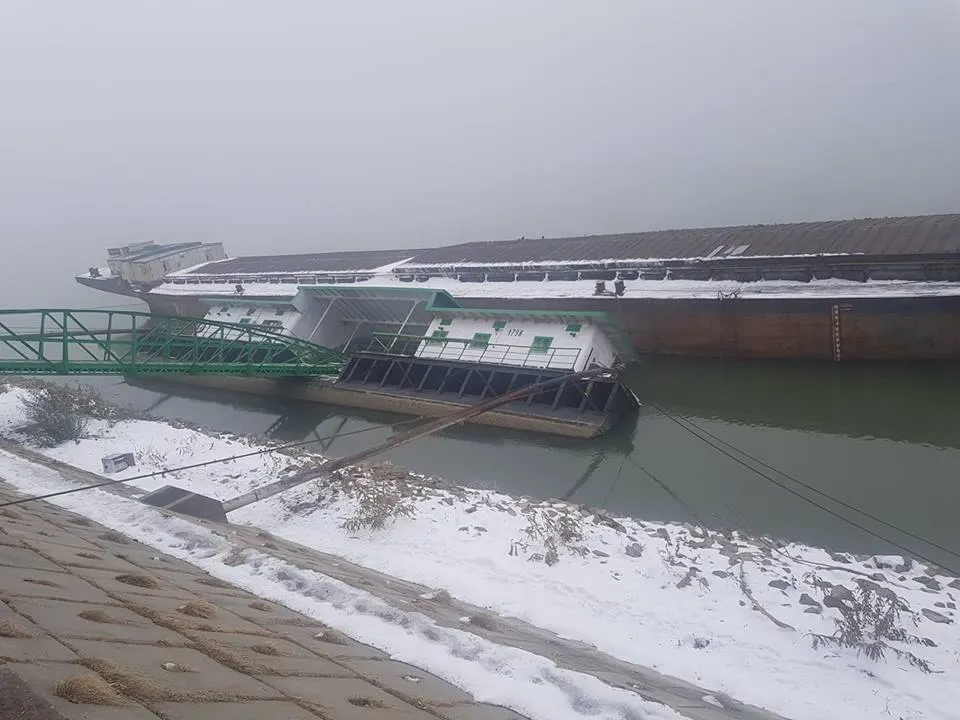 Pontonul de acostare din Portul Giurgiu s-a rupt și a căzut în Dunăre