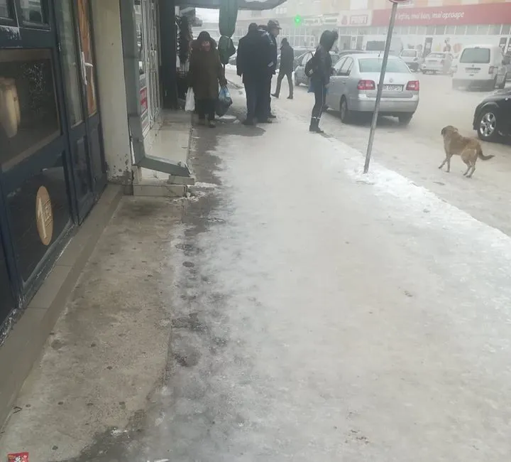 Zeci de giurgiuveni care au căzut pe gheață au ajuns la Urgențe