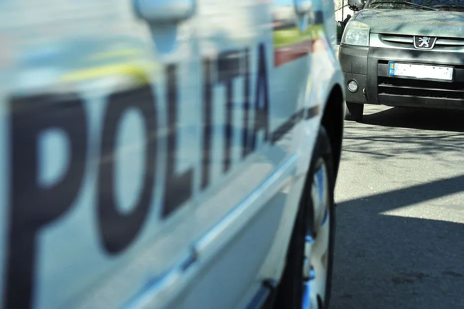 Polițiștii au identificat tânărul care a furat mai multe încărcătoare auto dintr-o benzinărie