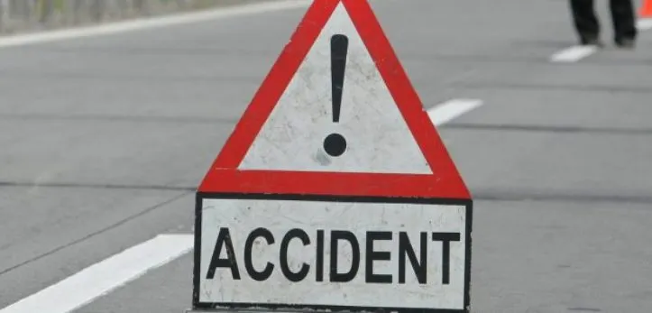 Beat și fără permis, a accidentat doi oameni și a fugit!