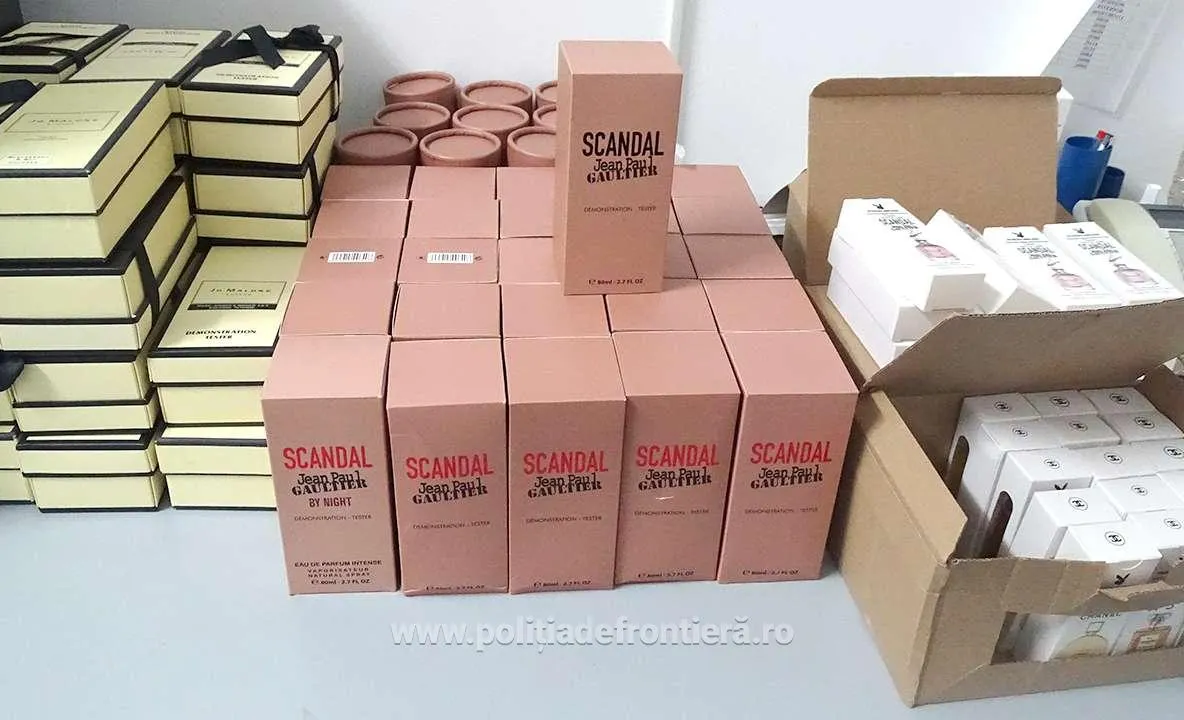 Sute de parfumuri contrafăcute, confiscate de polițiștii de frontieră giurgiuveni