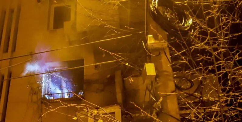 Un apartament din centrul orașului Giurgiu a luat foc. Două persoane au fost evacuate