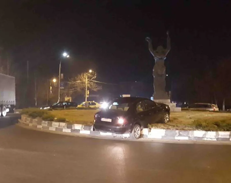 A intrat cu mașina în interiorul sensului giratoriu de la intrarea în oraș