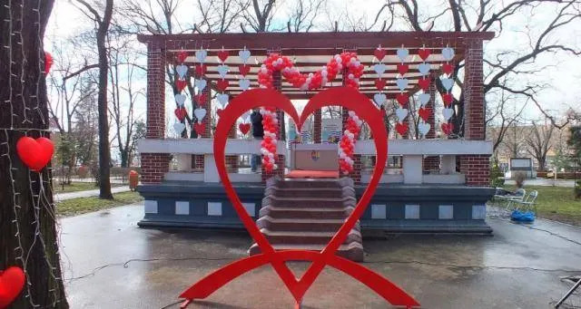 Căsătorii de Valentine’s Day, în foișorul din Parcul Alei