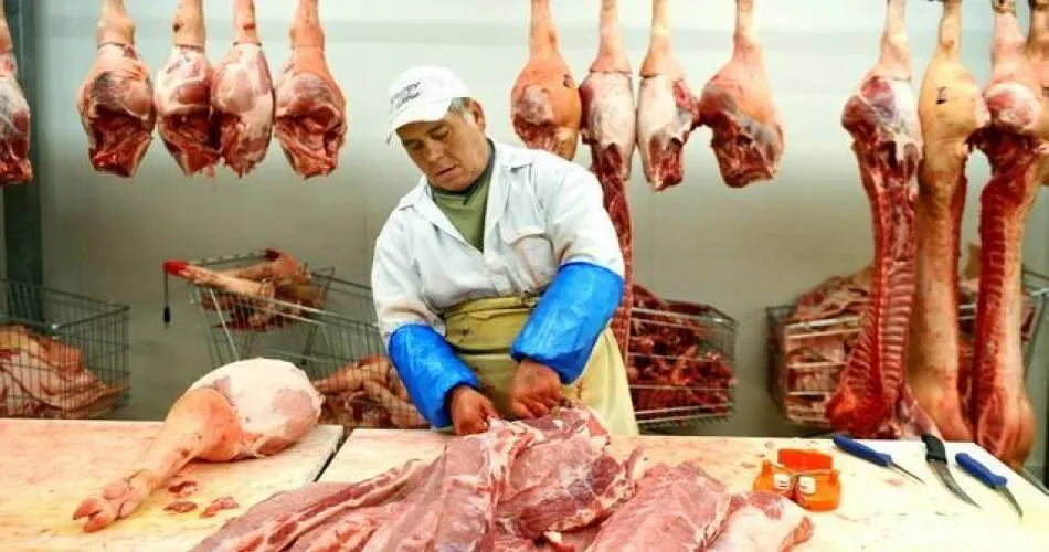 Locuri de muncă la tranșat carne în Irlanda. Ora, plătită cu aproape 10 euro