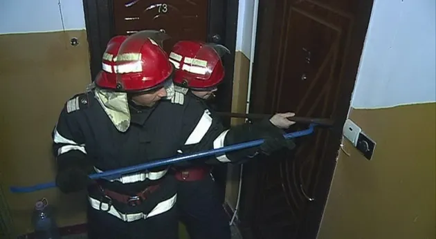 Descoperire macabră într-un bloc din cartierul Tineretului. Ce au descoperit pompierii