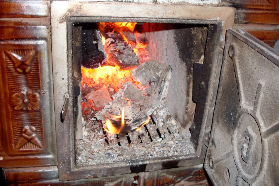 Un bărbat a murit după ce s-a intoxicat cu monoxid de carbon de la sobă