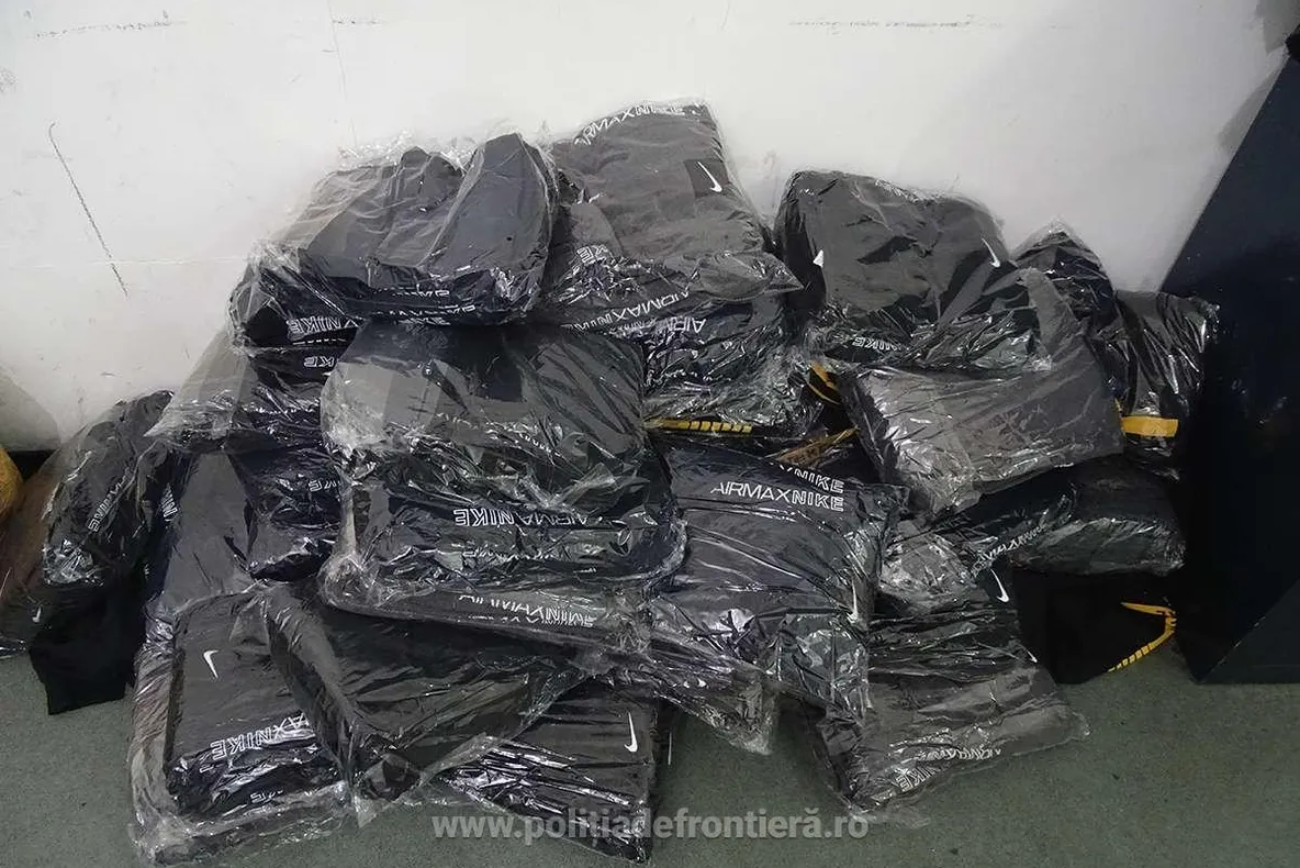 Peste 800 articole textile şi parfumuri contrafăcute, descoperite de polițiștii de frontieră giurgiuveni