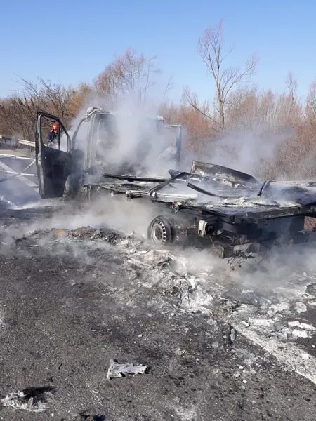 O autoutilitară a ars în totalitate pe Autostrada A1