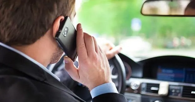 Ce amendă riscă șoferii care vorbesc la telefon în trafic