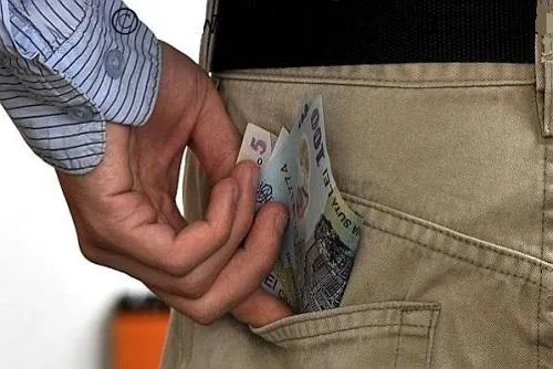 A furat o pungă cu bani de la localul din sat