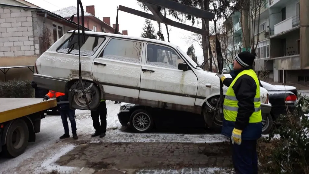 Mașinile abandonate din Giurgiu vor fi identificate și ridicate