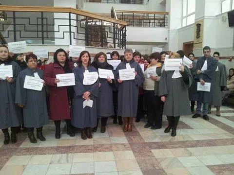 Grefierii ies și rămân în stradă pe termen nedeterminat