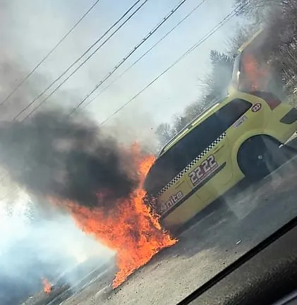 Un autoturism a luat foc pe DN 5, pompierii intervin