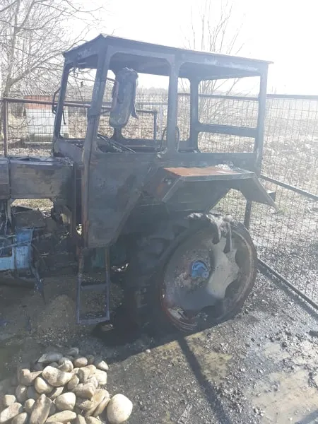 Un tractor a ars ca o torță, după ce proprietarul a uitat jarul nestins în curte