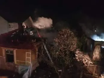 Un incendiu puternic a afectat două case din județul Giurgiu. Un bărbat a fost găsit carbonizat