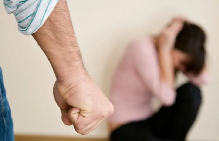 Un bărbat și-a agresat fizic soția, pe care o bănuia de infidelitate. Ce a pățit acesta