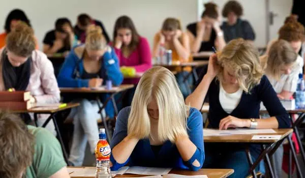 Simulare Bac. Sute de absenți la limba și literatura română