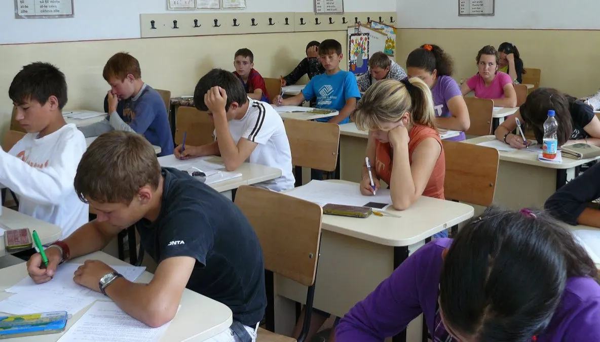 În Giurgiu, sute de absenţi la simularea evaluării naţionale
