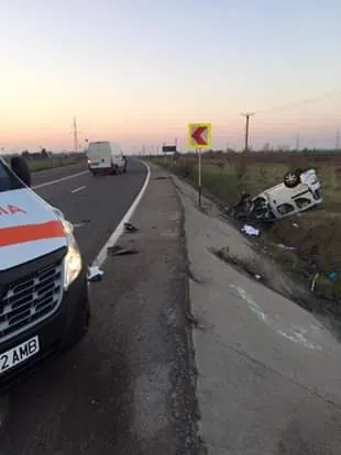 Un autoturism s-a răsturnat pe DN 5. Șoferul a fost rănit