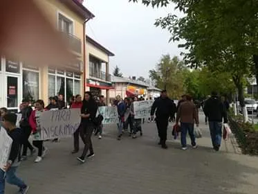 Zeci de locuitori din cartierul Rudari au mărșăluit în semn de protest față de lipsa siguranței rutiere