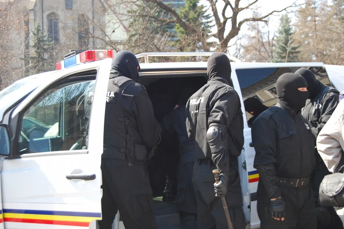 Giurgiuveni reținuți într-un dosar privind nerespectarea regimului armelor, încăierare şi tulburarea ordinii publice