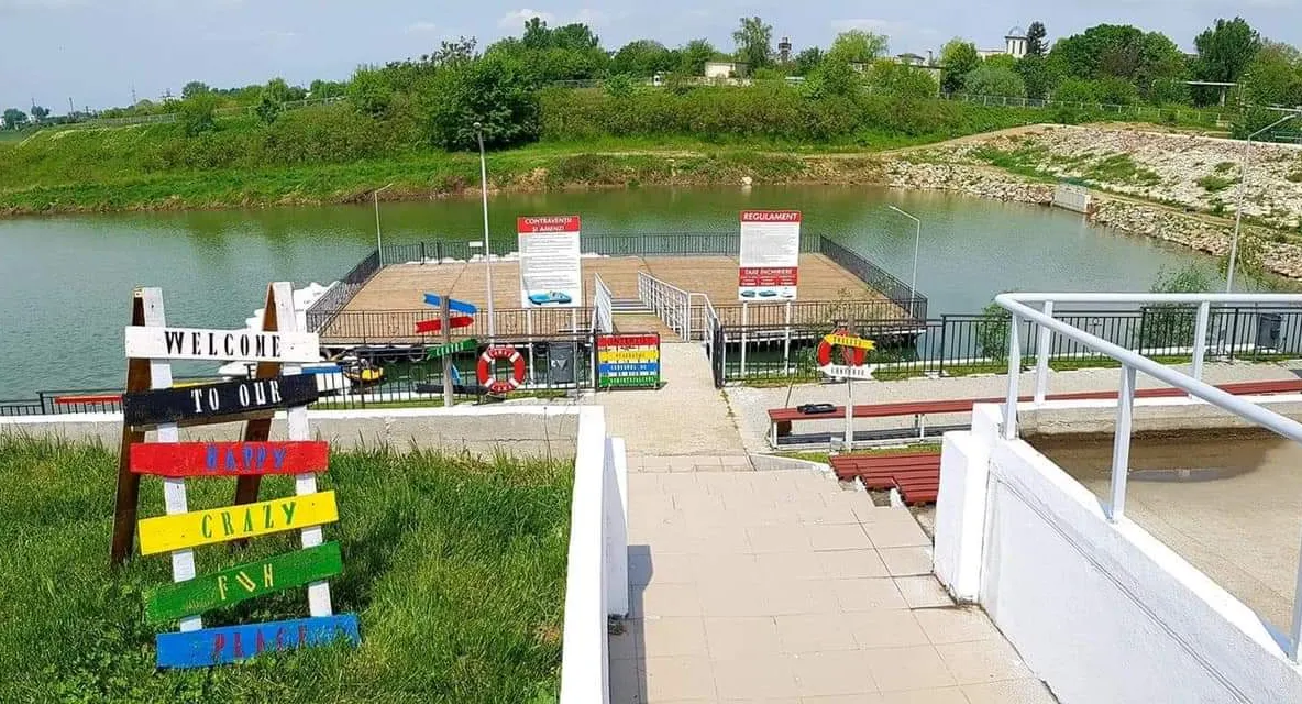 Start la plimbările cu bărcuțele și cu hidrobicicletele, pe Canalul Cama!