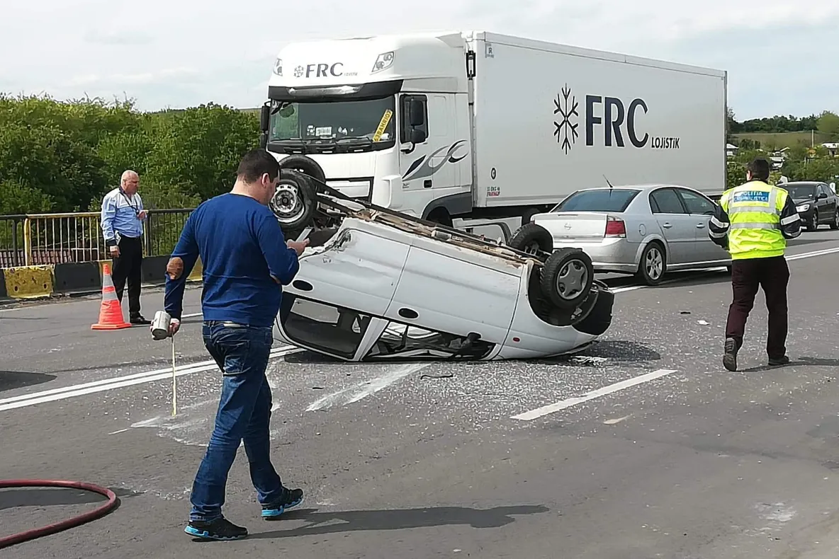 Coliziune pe DN 5, pe podul de la Daia. Două persoane sunt rănite