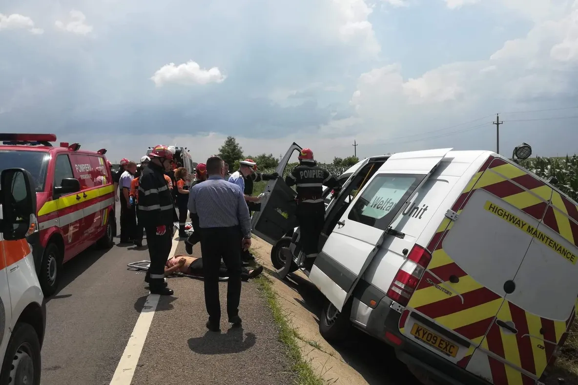 Un microbuz de călători s-a răsturnat pe DN 5. O persoană a decedat iar șase sunt rănite