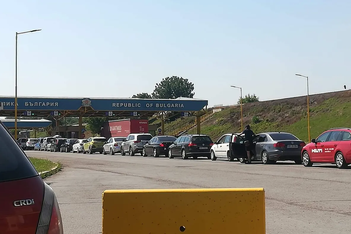Românii se înghesuie din nou să treacă frontiera. Cozi la Giurgiu