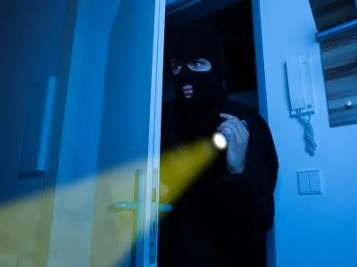 Trei tineri au furat mai multe bunuri dintr-o casă ai cărei proprietari sunt plecați peste hotare