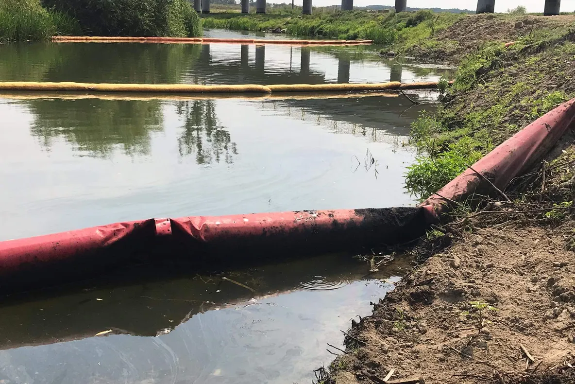 Poluare cu petrol pe râul Dâmbovnic, la Mârșa. Ecologizare de mântuială