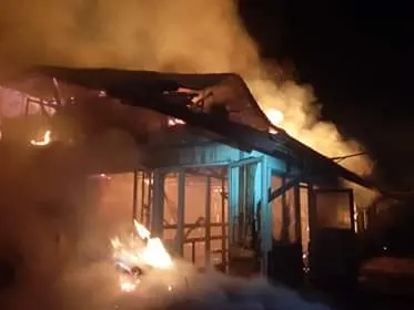 Incendiu la ferma Cocoșul Roșu. A ars un grajd de animale