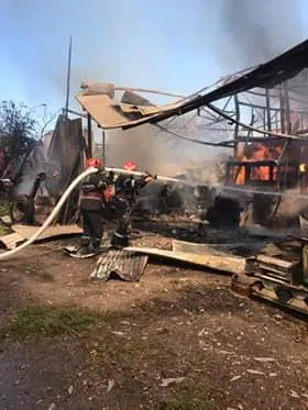 Incendiu violent la Plopșoru. Utilaje agricole și zeci de tone de cereale, mistuite de flăcări
