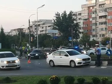 Adolescent pe bicicletă electrică, accidentat în sensul giratoriu de la spital
