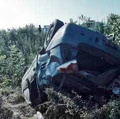 Accident pe DN 41. Șoferiță rănită, după ce s-a răsturnat cu mașina