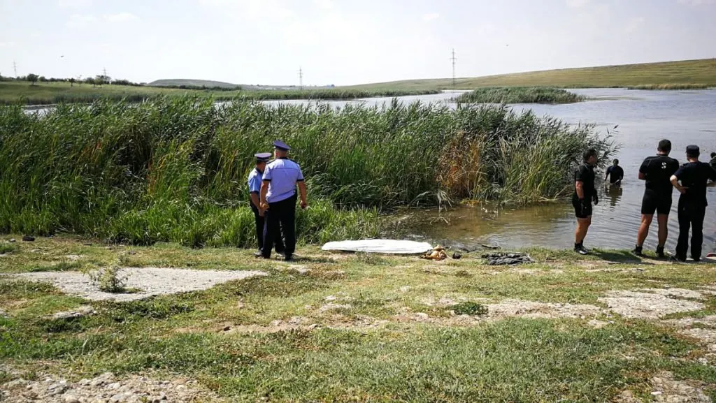 Scafandrii de mai multe județe, printre care și Giurgiu, caută cadavrele fetelor dispărute într-un lac din Caracal
